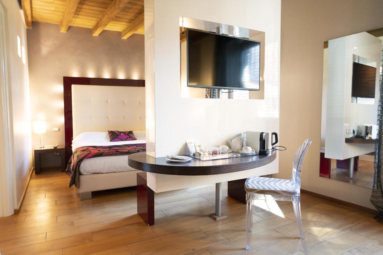 Il Borgo - 1711 Luxury Guest House Arlate ภายนอก รูปภาพ